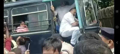 झारखंड में महंगाई के खिलाफ प्रदर्शन के दौरान कांग्रेस नेताओं और पुलिस में झड़प