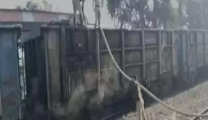 कोयले से लदी मालगाड़ी में लगी आग