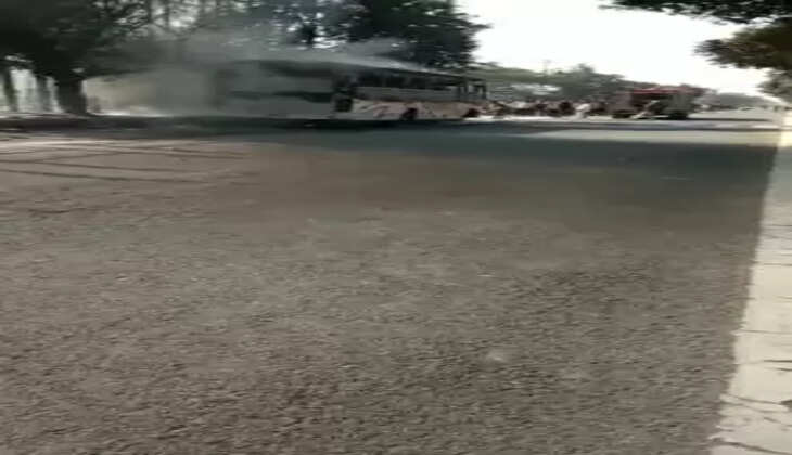 बस में लगी आग, वीडियो आया सामने, पुलिस कर रही है खड़ी बस में आग लगने की जांच