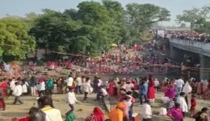 पूर्णा नदी के जल में पालना में बच्चे को लिटाने की परंपरा