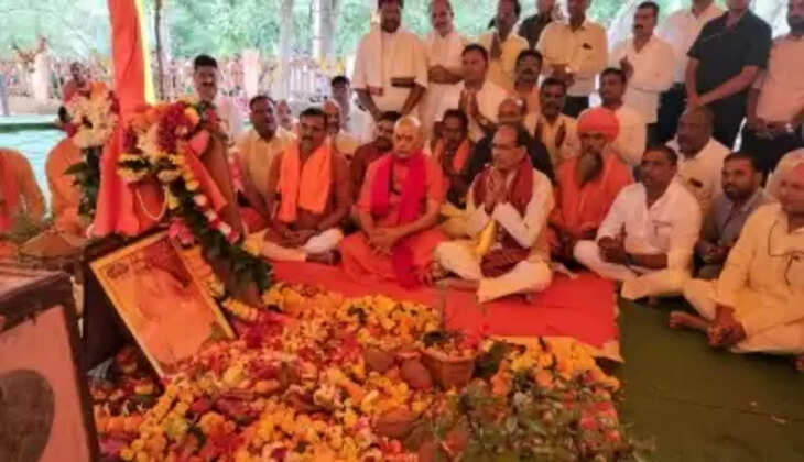 शंकराचार्य ने समान नागरिक संहिता, मंदिर और गौ रक्षा के लिए देश को जगाया : शिवराज