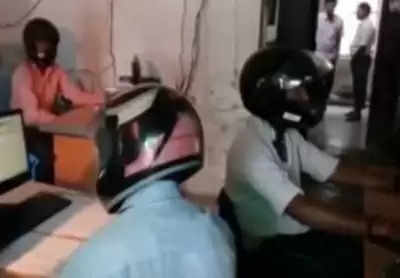 जबलपुर में दोपहिया वाहन चालक कर्मचारियों को हेलमेट लगाने पर ही दफ्तर में मिलेगा प्रवेश