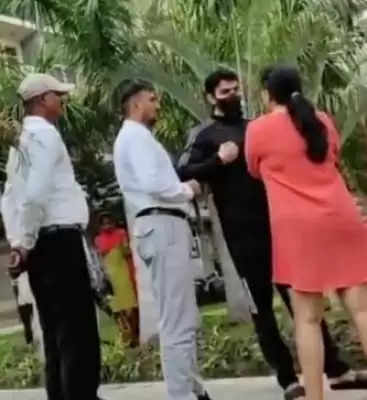 महिला को गाली दे रहे भाजपा नेता की वीडियो वायरल, नोएडा पुलिस ने लिया संज्ञान