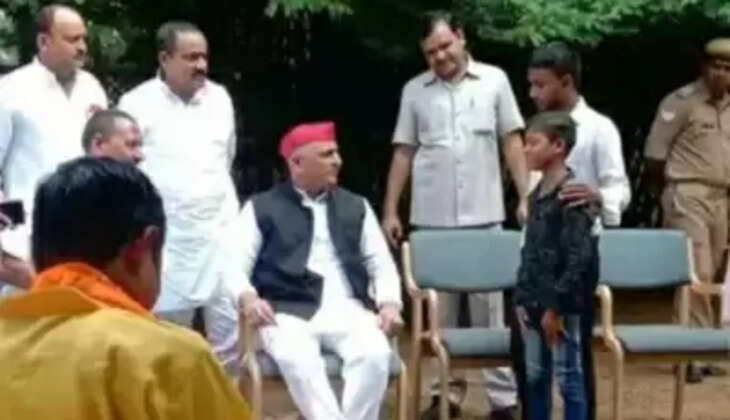 मुलायम के नन्हें समर्थक नवरतन से मिले अखिलेश, बोले, उठाएंगे बच्चे की पढ़ाई का खर्च