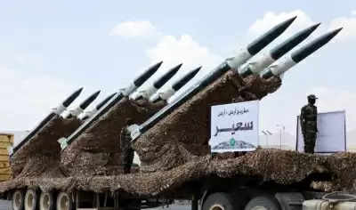यमन के हौथी मिलिशिया ने स्वदेशी लंबी दूरी की मिसाइलों को प्रदर्शित किया