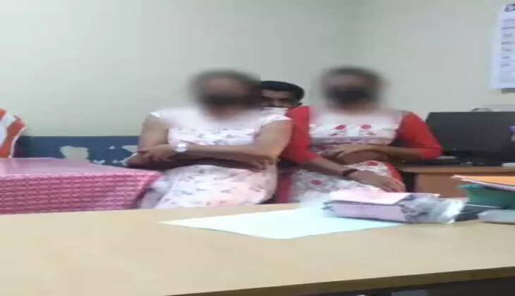 कर्नाटक के स्वास्थ्य अधिकारी ने साथी महिला कर्मचारियों से किया फ्लर्ट, वीडियो वायरल