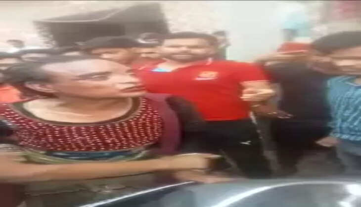 बच्चा चोरी के शक में बहरूपिए को बुरी तरह पीटा, 4 गिरफ्तार, वीडियो वायरल