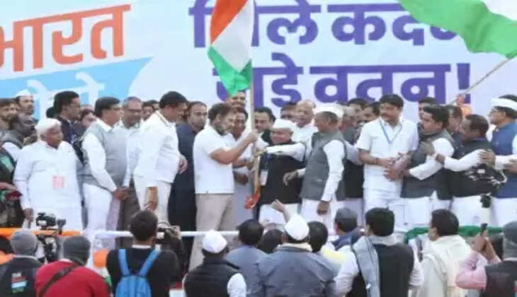 राहुल ने कांग्रेस नेताओं को सिखाया तिरंगा पकड़ने का तरीका