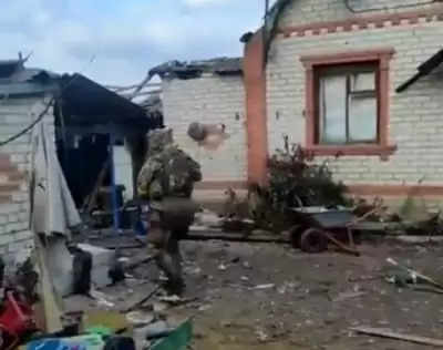 रूसी सैनिकों का यूक्रेनी महिलाओं पर बढ़ता अत्याचार, अब महिलाओं को घरों के बाहर सफेद कपड़े टांगने का आदेश दिया