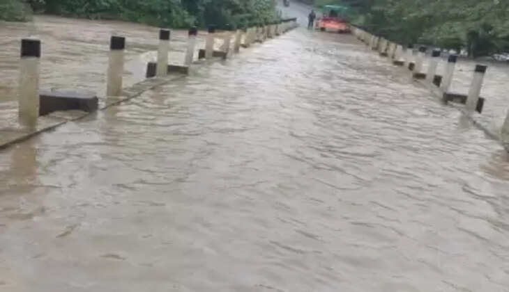 बारिश से उफनायीं झारखंड की नदियां, रजरप्पा में दो दर्जन दुकानें जलमग्न, जमशेदपुर में अलर्ट जारी