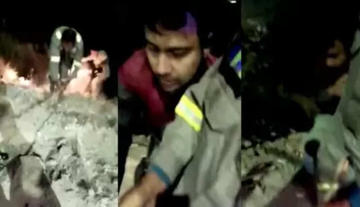 अंधेरे में टार्च की रोशनी के सहारे 50 फीट गहरे गड्ढे में गिरे व्यक्ति का फायरकर्मियों ने किया रेस्क्यू