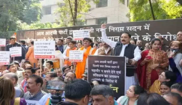 भाजपा दिल्ली के सांसद, विधायक और पार्षदों का आप मुख्यालय के बाहर धरना प्रदर्शन