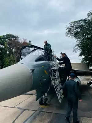 वायु सेना प्रमुख ने बैंगलोर में स्वदेशी एयरक्रा़फ्ट का निरीक्षण किया