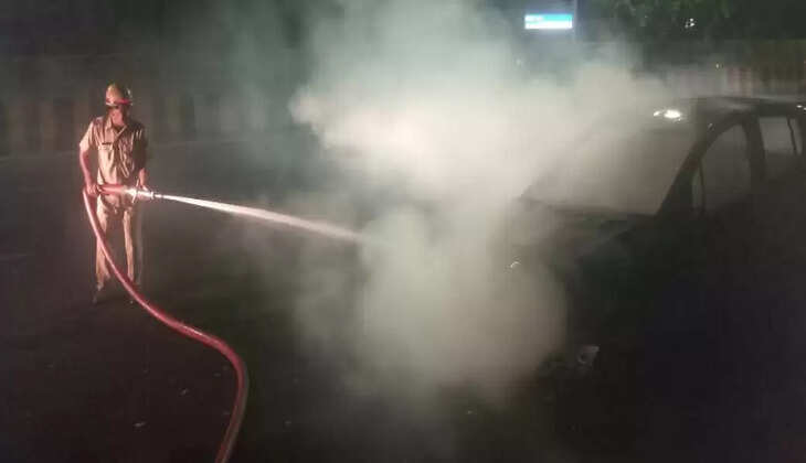 शॉर्ट सर्किट के चलते कार में लगी आग, कार मिनटों में हुई राख, चालक ने कूदकर बचाई जान