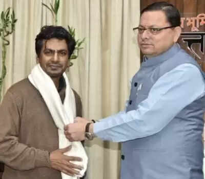 एक आलीशान रात्रिभोज: नवाज को उत्तराखंड के मुख्यमंत्री द्वारा आमंत्रित किया गया