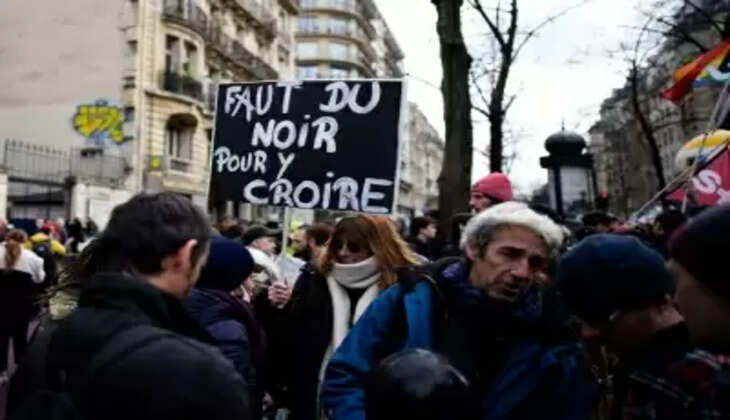 फ्रांस में पेंशन को लेकर प्रदर्शन : भीड़ की पुलिस से झड़प, पटाखों से पलटवार