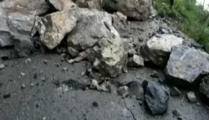 जम्मू-श्रीनगर नेशनल हाइवे पर पहाड़ों से पत्थर गिरने के कारण यातायात ठप