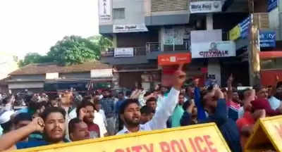 केरल बंद : 19 कार्यकर्ताओं के गिरफ्तार होने पर पीएफआई के प्रदर्शनकारियों ने जबरन बंद करवाईं दुकानें