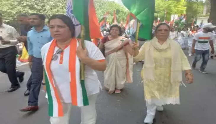 कनॉट प्लेस में एनडीएमसी स्कूल के छात्रों ने की तिरंगा प्रभात फेरी