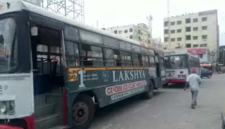 टीएसआरटीसी की बस में लगी आग,  बाल-बाल बचे यात्री