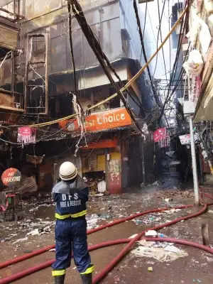 दिल्ली के भागीरथ पैलेस मार्केट में 50 से ज्यादा दुकानें जलकर खाक