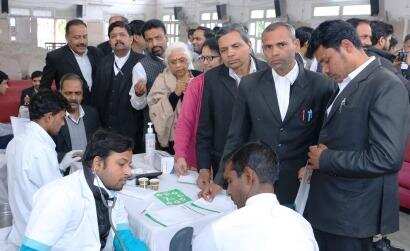 Medical camp of Rotary Club: भागमभाग भरी जिंदगी में अधिवक्‍ताओं को घेर रही बीपी और शुगर की बीमारी