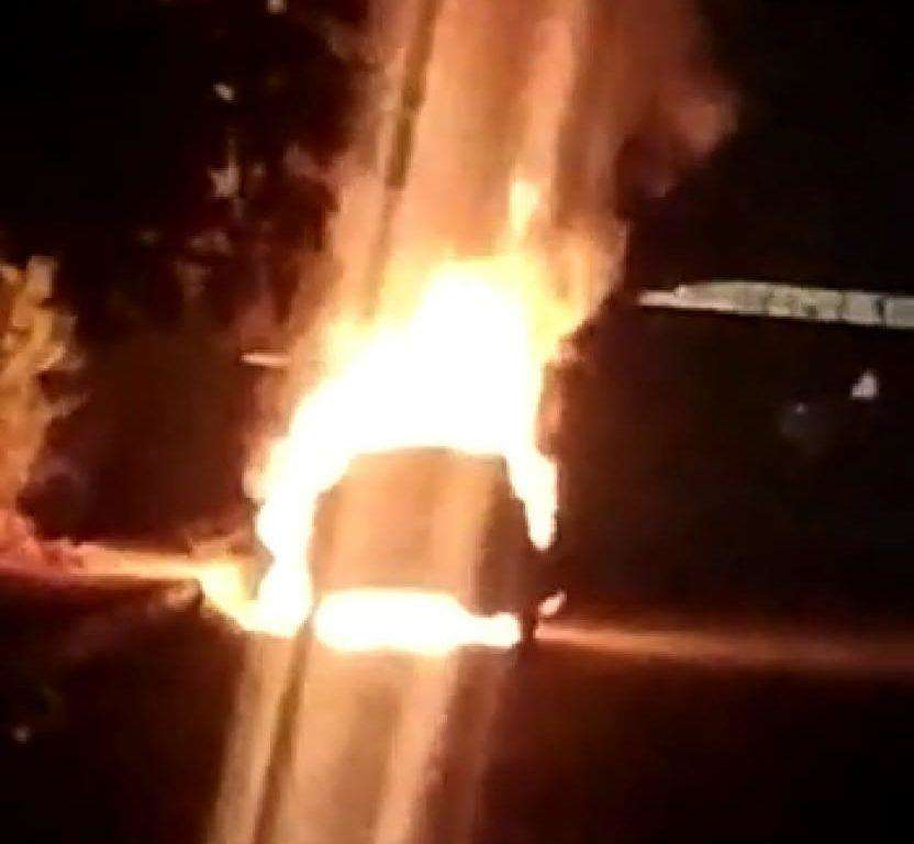 Burning Car: नैनीताल हाईवे पर i20 कार बनी आग का गोला