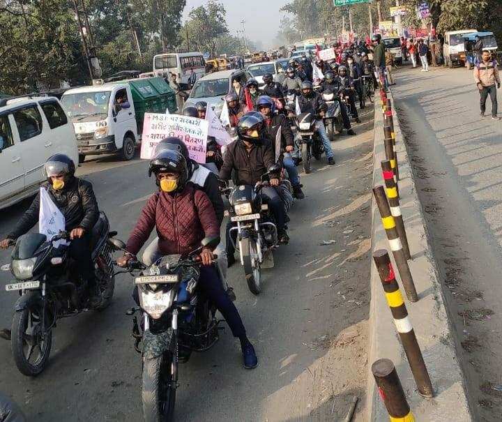 रुद्रपुर: किसानों के समर्थन में मजदूरों ने निकाली बाइक रैली
