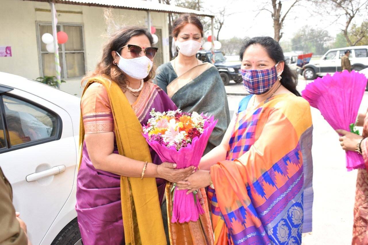 रुद्रपुर: महिला दिवस पर अलखनंदा अशोक ने महिला पुलिस कर्मियों को दिया ये तोहफा