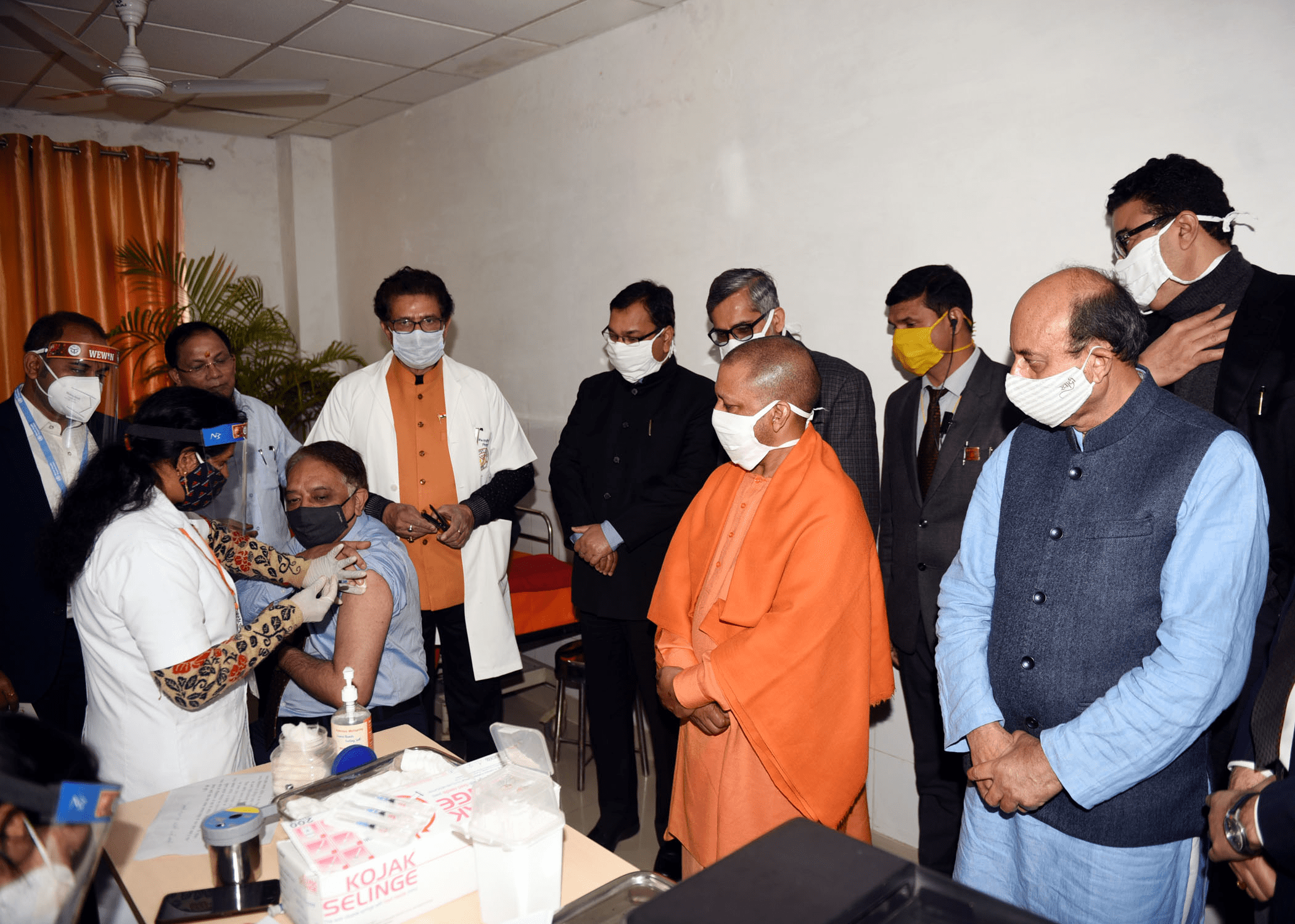 मुख्यमंत्री ने लखनऊ के बलरामपुर चिकित्सालय में  कोविड-19 वैक्सीनेशन कार्यक्रम का अवलोकन किया