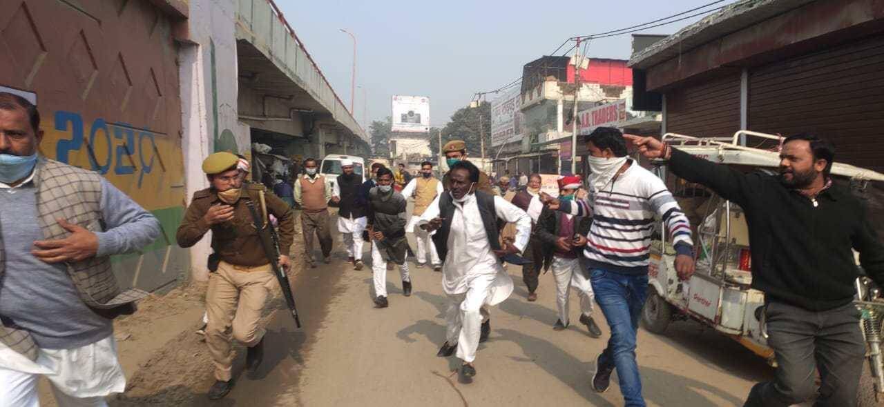 बरेली: कांग्रेस और सपा के कार्यकर्ताओं को पुलिस ने दौड़ाया, प्रदर्शन पर गिरफ़्तार