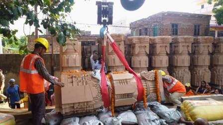 Ram Mandir: तेजी से चल रहा है राम मंदिर निर्माण का कार्य, परिसर में पहुंचने लगे तराशे गए पत्थर