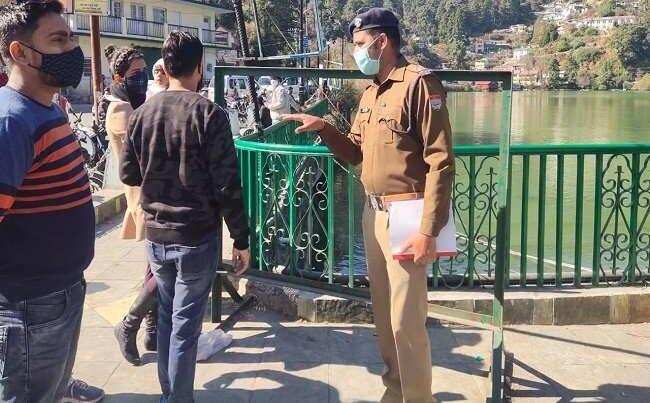 नैनीताल-बिना मास्क के घूम रही महिला पर्यटक बोली मेरा भाई आईएएस अधिकारी है, हिम्मत है तो चालान काट के दिखा, फिर पुलिस ने…