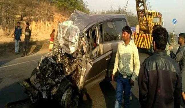 रांची-रामगढ़ में ट्रक और इनोवा की भीषण टक्कर, एक ही परिवार के 10 लोगों की मौत