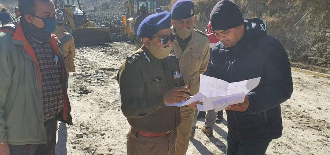 चमोली-टनलों से मलबा हटाने का काम जारी, 153 लोग लापता