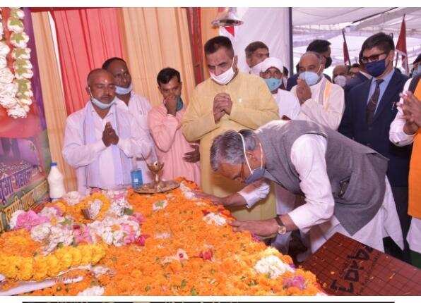 दिनेशपुर: धर्म गुरू आचार्य गोपाल जी को श्रद्धांजलि देने पहुंचे मुख्यमंत्री त्रिवेंद्र सिंह रावत,   की यह घोषणा