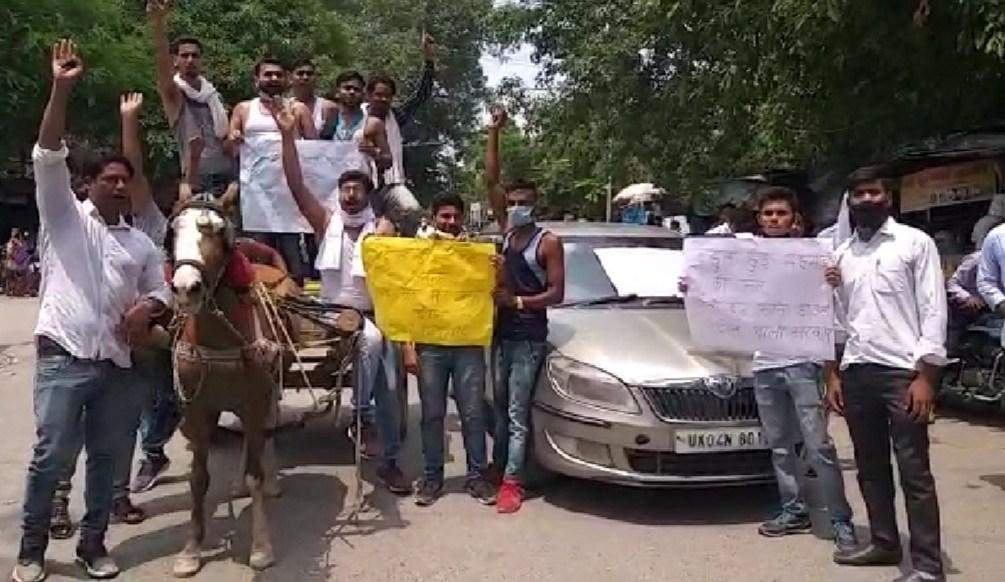 BAREILLY: पेट्रोल व डीजल के बढ़ते दामों पर भारतीय राष्ट्रीय छात्र संगठन ने अर्धनग्न होकर किया प्रदर्शन