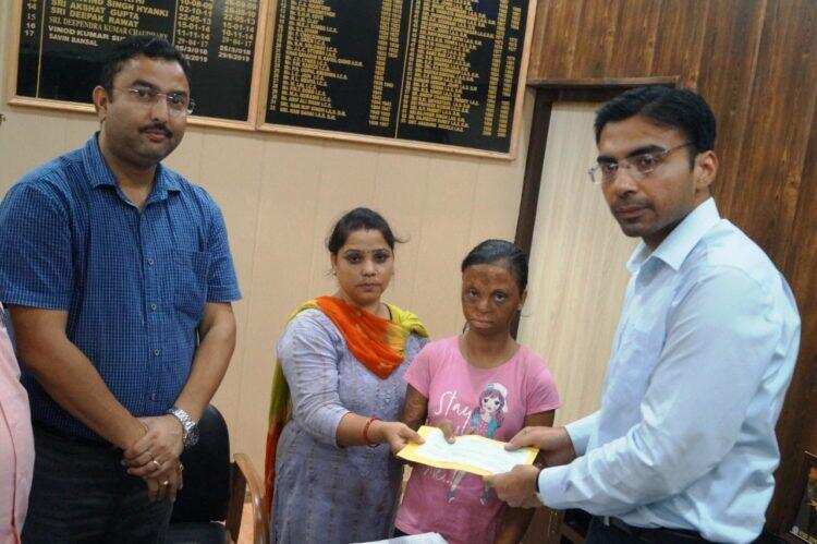 हल्द्वानी-डीएम ने पढ़ाई और इलाज के लिए ऐसे की सौम्या की मदद, पढिय़े कौन है सौम्या भट्ट