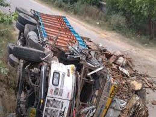 BAREILLY: मजदूरों को लेकर जा रही बस की ट्रक से हुई टक्कर, हादसे में 15 घायल