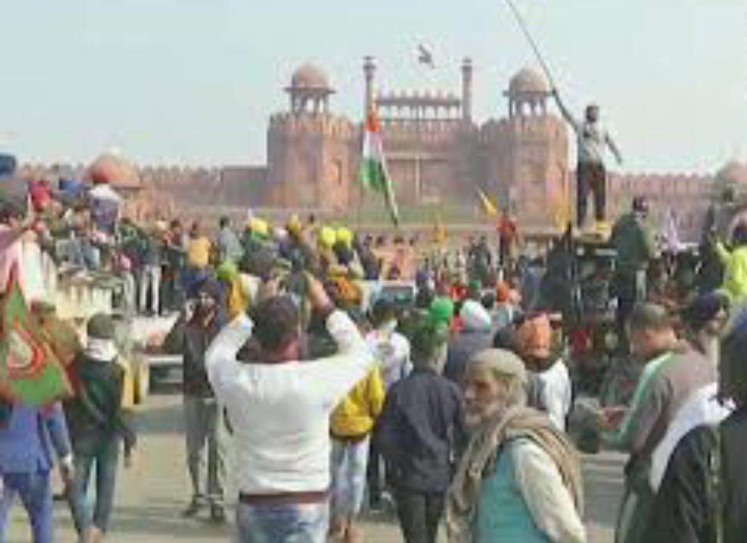 दिल्ली के लाल किले पर किसानों का कब्जा, अपना झंडा फहराया, मूक दर्शक बनी पुलिस