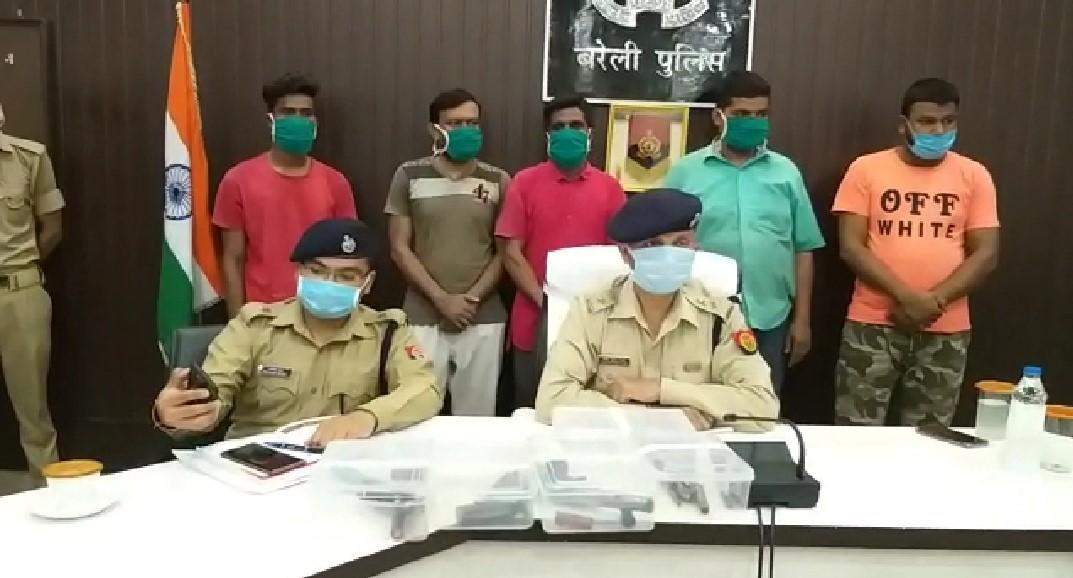 BAREILLY: मोहल्ले में फायरिंग करने वाले नामजद समेत पांच बदमाशों को पुलिस ने किया गिरफ्तार