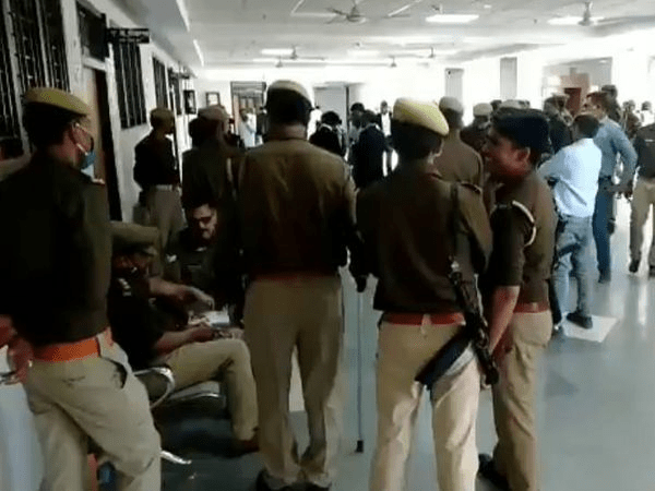 प्रयागराज: शहरों की खाक छानती रही पुलिस, वकील बनकर MP/MLA कोर्ट में सरेंडर करने पहुंच गए 25 हजार के इनामी वांटेड पूर्व सांसद धनंजय सिंह