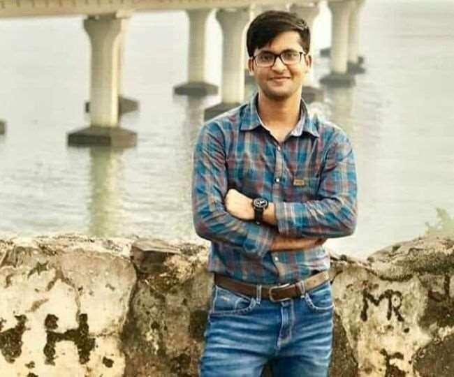 पढ़े 21 साल के IAS अफसर के संघर्ष की कहानी, कभी वेटर बन निकालता था जेब खर्च और आज…