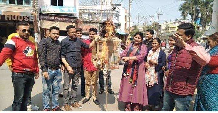 रामनगर-कांग्रेस कार्यक्रताओं ने दहन किया मुख्यमंत्री का पुतला, जानिए क्या था मामला