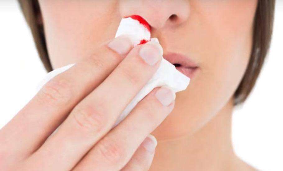 नाक से खून निकलने की समस्या से परेशान है आप तो इस विधि से करें उपचार