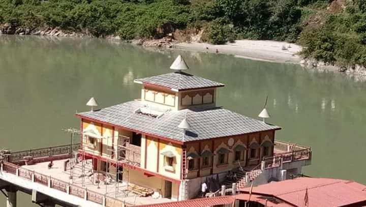 दिन में तीन रूप बदलती हैं ये देवी, इस पवित्र नदीं के तट पर बसा है चमत्कारिक मंदिर, वजह है ये खास