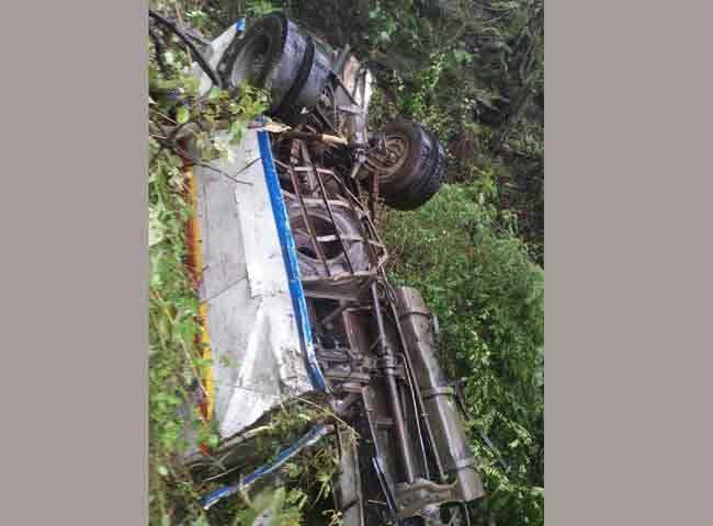 उत्तराखंड के पौड़ी में हुआ दर्दनाक सड़क हादसा, गहरी खाई में समाई जीएमओ की बस मची चीख-पुकार