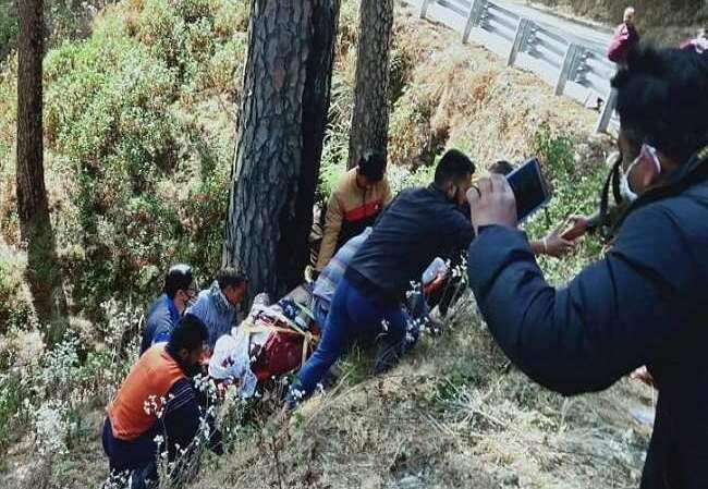 भवाली-भूमियाधार के पास गहरी खाई में गिरी कार, हल्द्वानी निवासी तीन युवकों की मौत