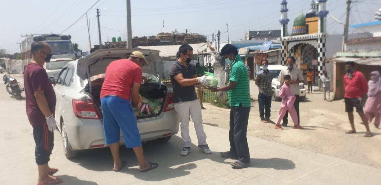 किच्छा- गरीबों की मसीहा बनी सात युवाओं की टीम, ऐसे जरूरतमंदों तक पहुंचा रहे राशन