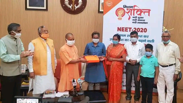 CM योगी ने NEET टॉपर आकांक्षा का किया सम्मान, दिया यह तोहफा